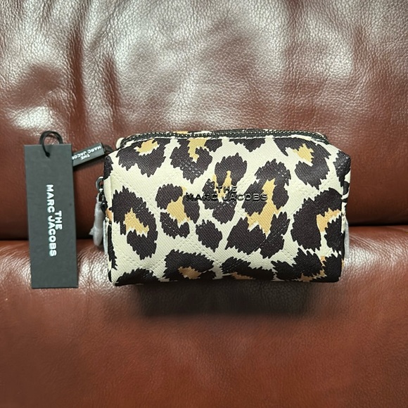 🔥🔥🔥NEW Marc Jacobs Leopard Print Cosmetic Pouch Makeup Bag Wallet - Picture 1 of 7